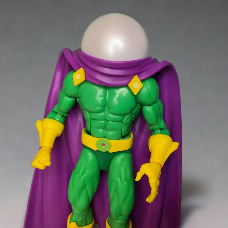 Vorderes Profil der Retro-Remix-Figur von Mysterio, das die milchig-transparente Kuppel hervorhebt, die das Gesicht verdeckt und an einen mysteriösen Goldfisch im Tank erinnert.