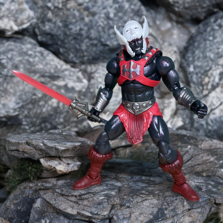 Pose articulada do He-Man Anti-Eternia em agachamento pronto para a batalha, enfatizando a armadura de manopla e a mobilidade fluida das articulações.