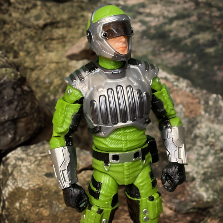 SFアクションフィギュアのシルバーの胴体アーマーとネオングリーンのメッキの詳細図。.