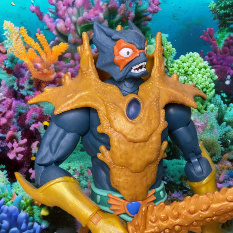 Mer-Man steht trotzig nach seinem Zusammenstoß mit den Helden und symbolisiert seinen tragischen Fall.