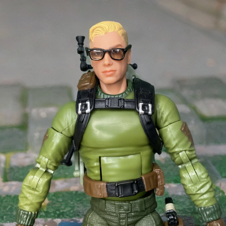 G.I. Joe Classified Short-Fuze Figur mit abnehmbarer Brille und Eimerhelm.