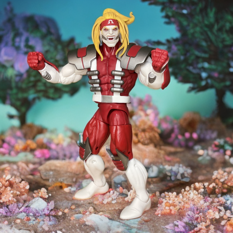 Marvel Legends Omega Red Figur, die dramatisch vor einem abstrakten Hintergrund posiert.