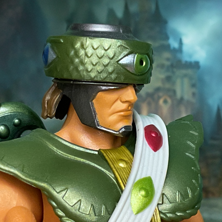 Detailed view of Tri-Klops’ three-eyed visor and Doomseeker accessories