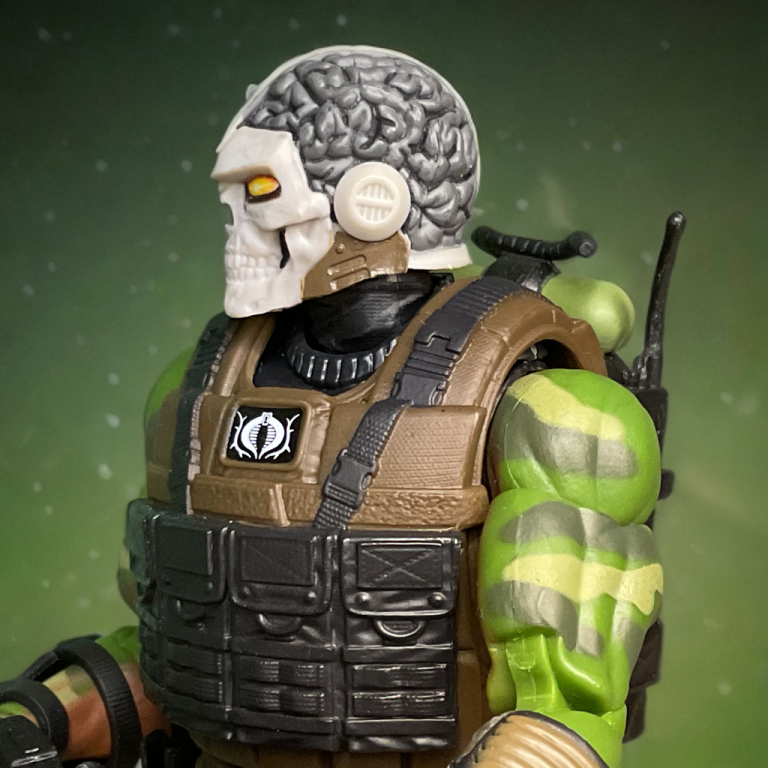 Hasbros Cobra Grim-Viper Actionfigur mit mattschwarzem Finish und leuchtenden Gefahrenmarkierungen