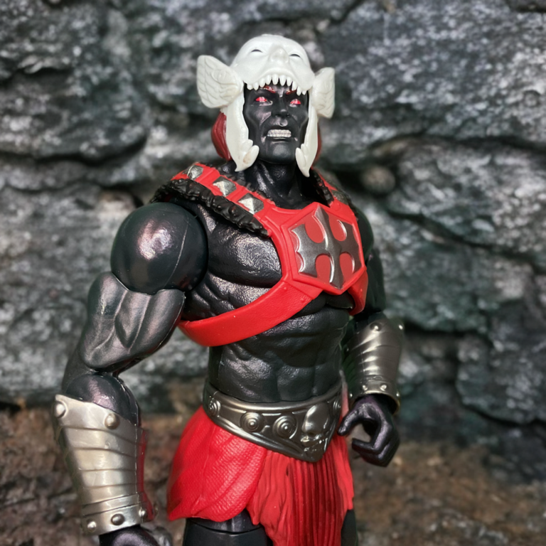 Perfil destacando o design do capacete e da armadura desolada do senhor da guerra do He-Man Anti-Eternia do Masterverse.