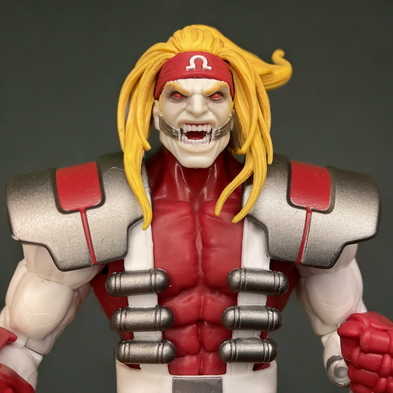 Nahaufnahme der Hasbro Marvel Legends Omega Red Actionfigur mit blasser Haut, weißem Haar und rotem Kostüm.