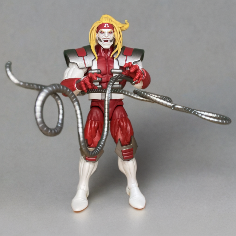 Marvel Legends Omega Red-Figur in dramatischer Pose mit nach außen peitschenden Karbonatspiralen vor einem grauen Hintergrund.