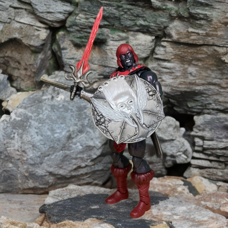 Pose de corpo inteiro da figura de ação do Anti-Eternia He-Man do Masterverse, empunhando uma Power Sword preta e irregular em posição dinâmica.