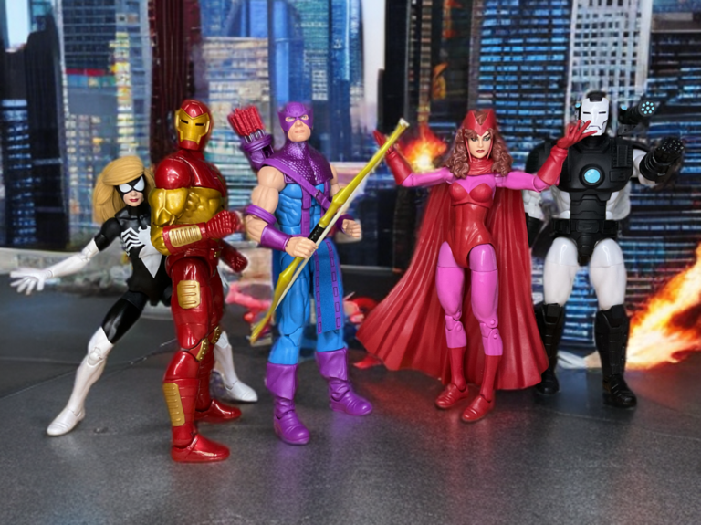 Une photo de groupe de l'équipe de figurines Force Works, comprenant Iron Man, War Machine et Hawkeye. Agent, dans des poses dynamiques.