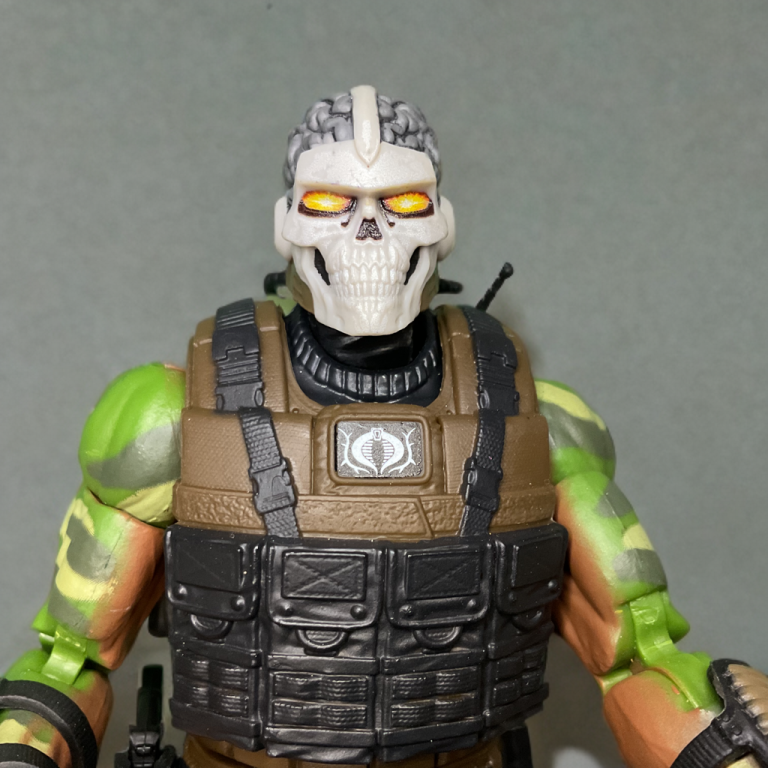 Nahaufnahme der Cobra Grim-Viper-Actionfigur mit Totenkopf-Atemschutzhelm und taktischer Ausrüstung.