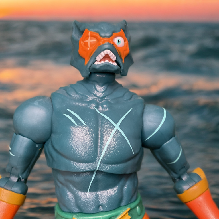 Nahaufnahme der Masterverse Revelation Mer-Man Actionfigur, die sein vernarbtes, vom Kampf gezeichnetes Gesicht und sein geschlossenes rechtes Auge zeigt.