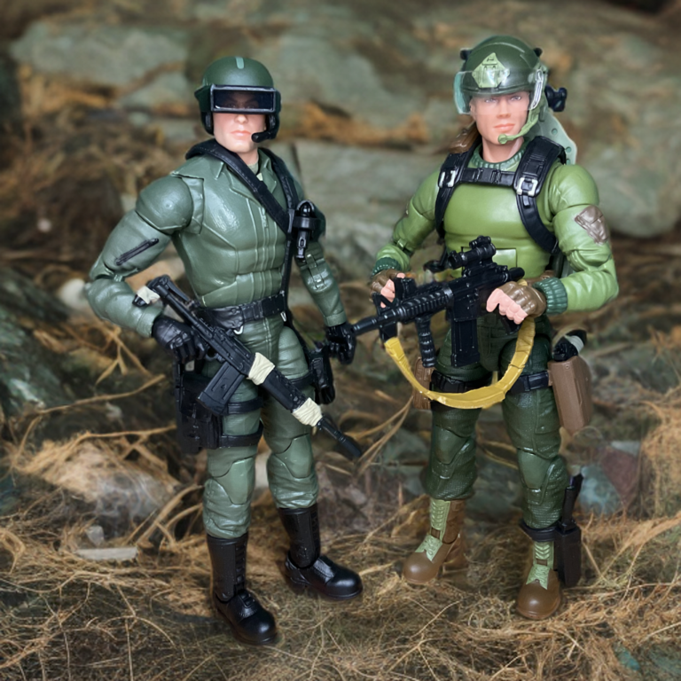G.I. Joe Classified Steeler und Short-Fuze Actionfiguren stehen in heldenhaften Posen nebeneinander.