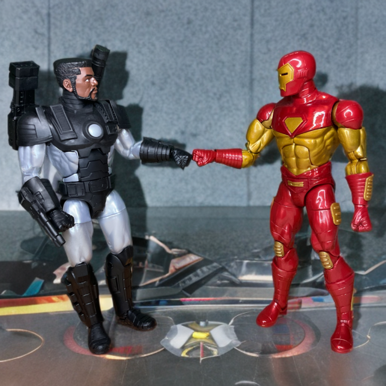 アイアンマンとウォーマシンのマーベル・レジェンド・アクションフィギュアが並んで展示されている。.