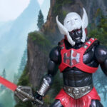 Detail des gezackten Power-Schwerts mit schwarzer Klinge, das die verdorbene He-Man-Figur aus dem Masterverse trägt.