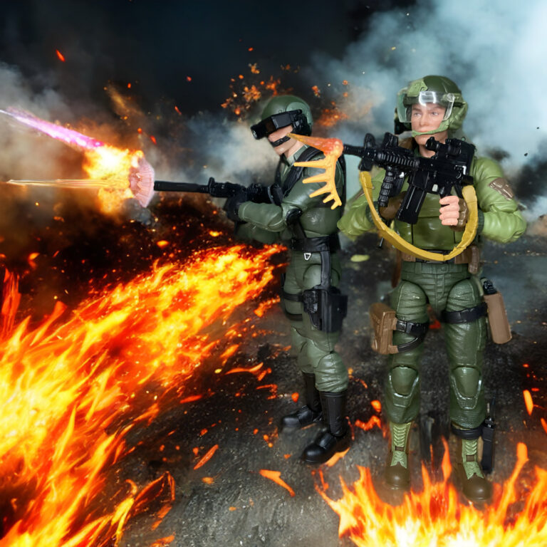 G.I. Joe Classified Series Actionfiguren von Steeler und einem Teamkollegen in einer intensiven Feuergefechtsszene mit Mündungsblitzeffekten vor einem feurigen Explosions- und Rauchhintergrund.