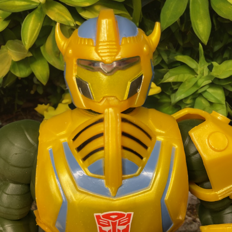 Nahaufnahme von Bumblebee Armor Man-At-Arms Helm und Visier der Masters of the Universe Origins Figur.