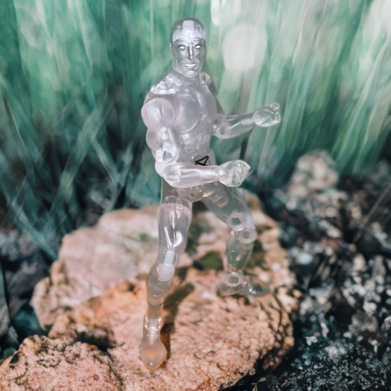 Nahaufnahme von Marvel Legends Secret Wars Iceman's durchscheinendem blauen Körper und verbesserten Gelenkverbindungen