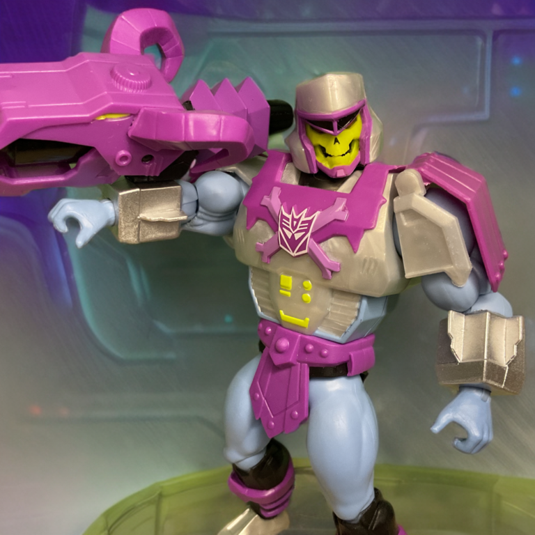Posado dinámico de Megatron Armor Skeletor levantando su cañón en una imperiosa postura de villano.