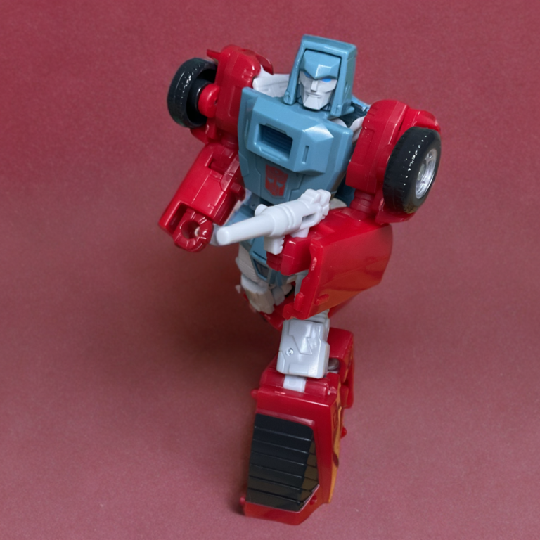 Gesamtansicht der Transformers Studio Series The Movie Windcharger Deluxe Class Figur in dynamischer Roboter-Pose.