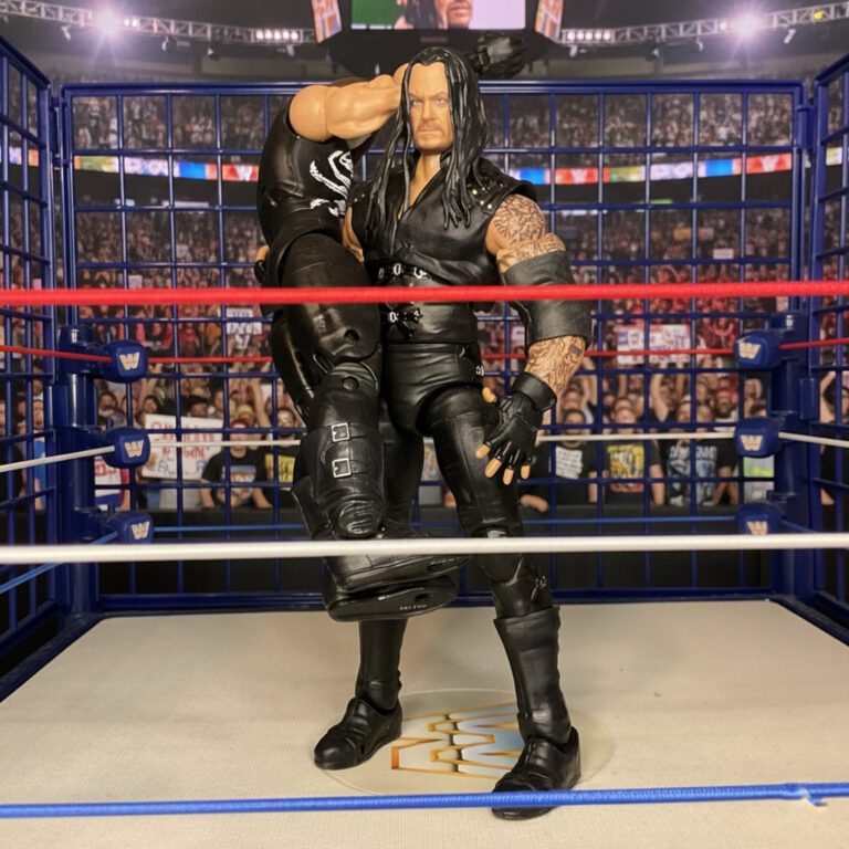 Der Undertaker hebt Sting für den Choke Slam hoch.