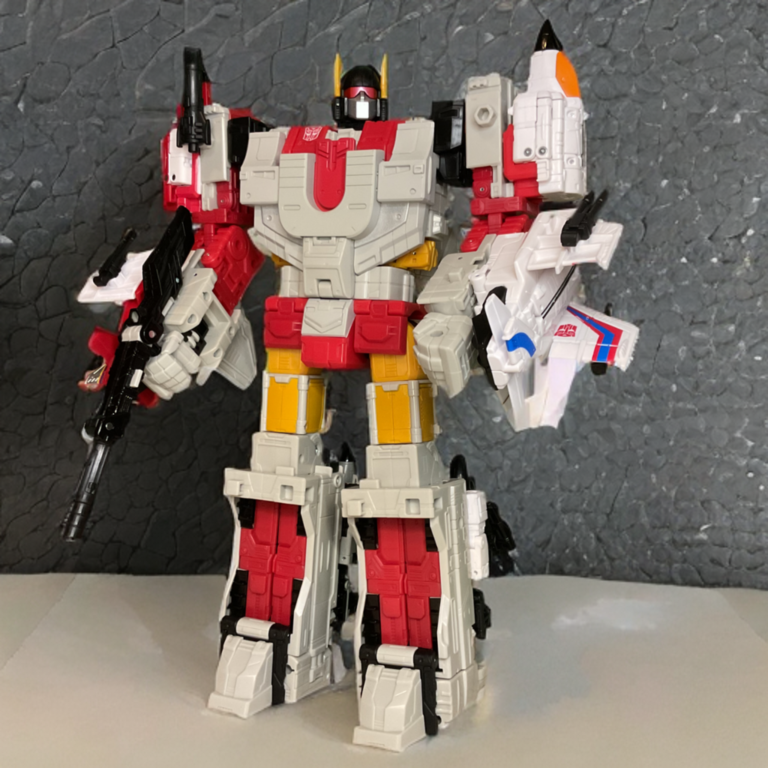 Vista frontal do combinador Transformers Age of the Primes Superion, pose heróica mostrando a gestalt completa do Aerialbot