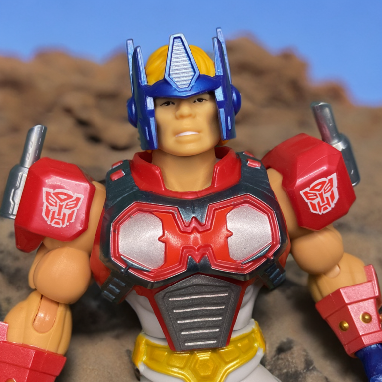 オプティマス・プライム・アーマーのクローズアップ G1オプティマス・プライムの紋章をモデルにした、エテルニアの剣闘士風の装飾が施された、取り外し可能なヘルメット。