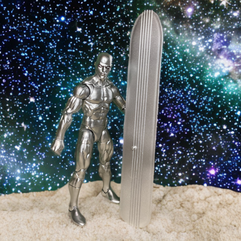 Potenciado por el Poder Cósmico, Silver Surfer recorre el universo, pero a costa de su libertad.