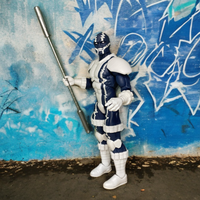 Figura de ação cardíaca de perfil segurando um bastão de prata contra uma parede azul coberta de grafite.