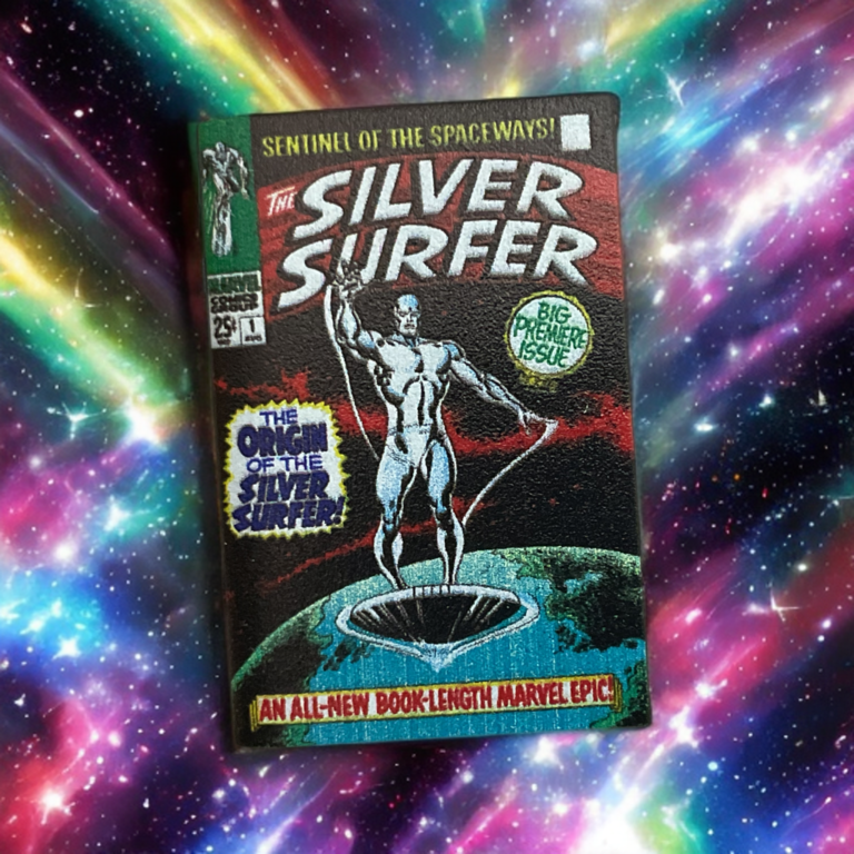 Figura Marvel Legends Silver Surfer con accesorio de minicómic retro que reproduce la portada del número #1 de 1968