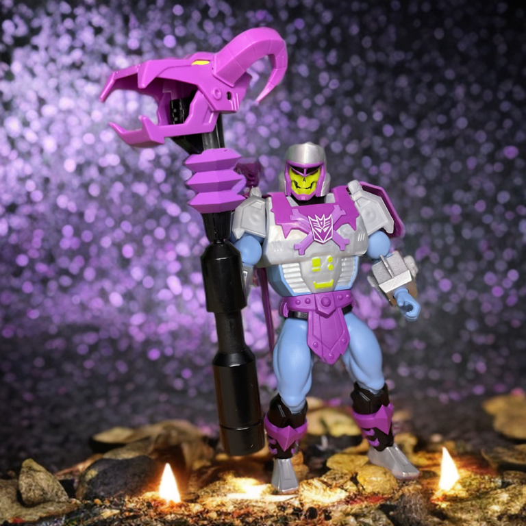Armadura Megatron Skeletor con el cañón convertible Báculo Havoc, que mezcla armamento Transformers y MOTU.