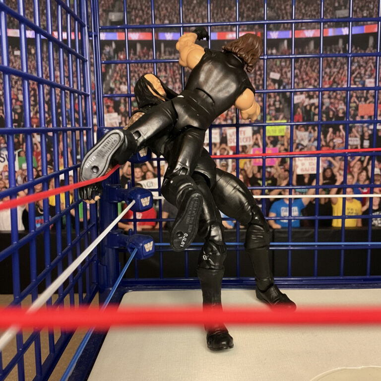 Sting verpasst dem Undertaker einen Stinger Splash.