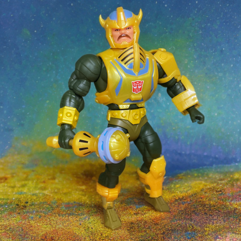 Vordere Pose der Masters of the Universe Origins Bumblebee Armor Man-At-Arms Actionfigur mit gelber Rüstung und Schnurrbart Detail.