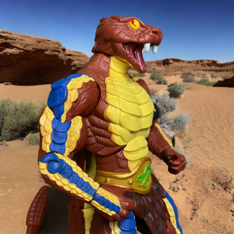 Rattlor in battle pose in the desert