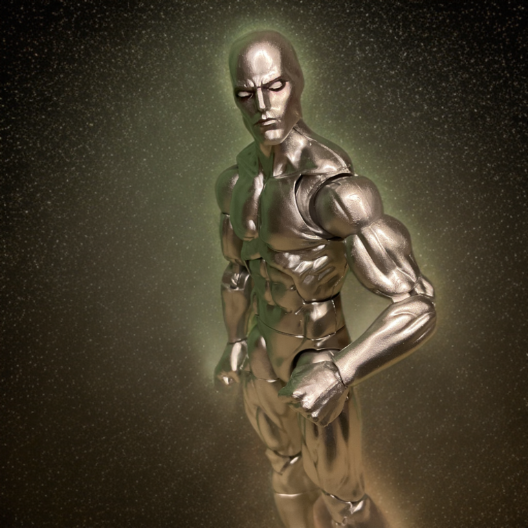 Primer plano de la cabeza plateada reflectante y la expresión estoica de la figura Marvel Legends Silver Surfer