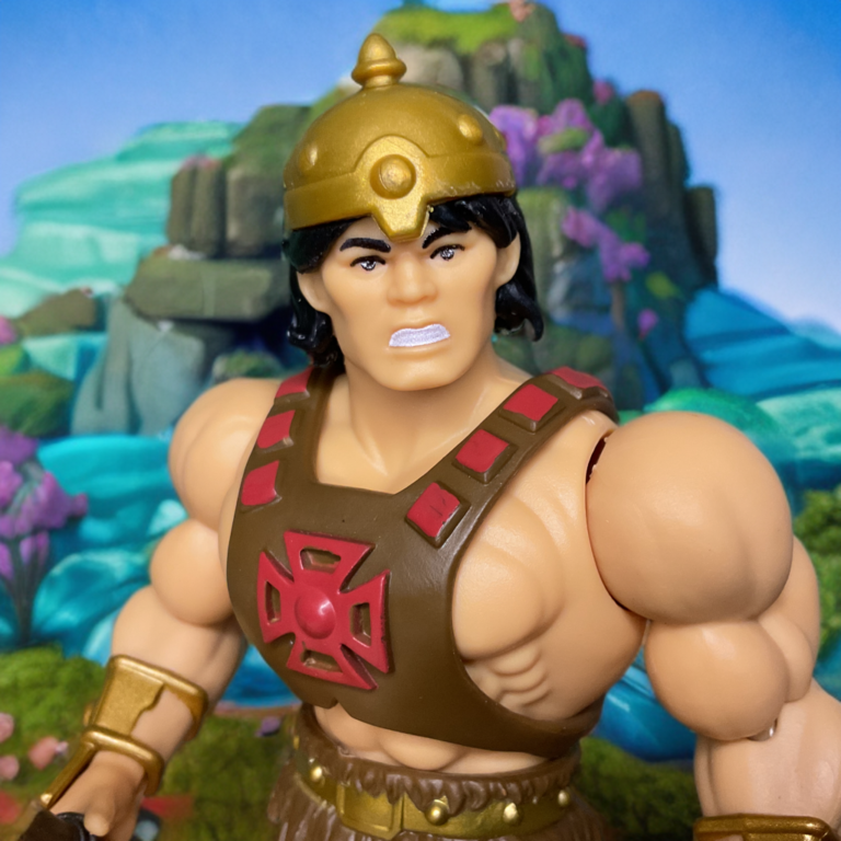 Peintures détaillées et intempéries sur le harnais du torse de la figurine de He-Man inspirée du concept de Mark Taylor.