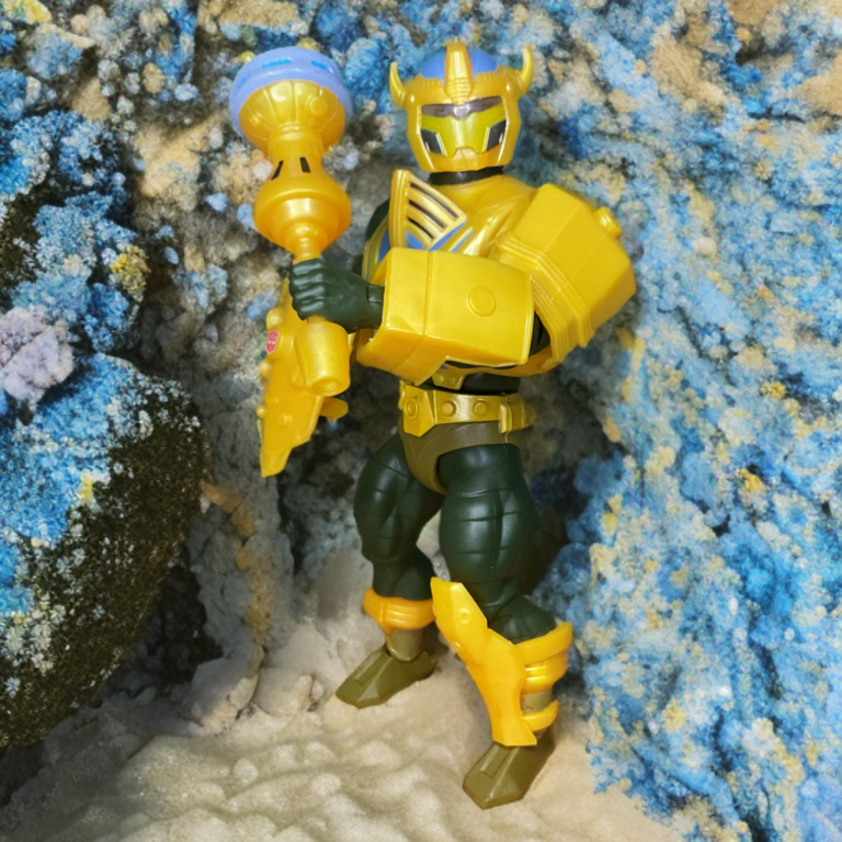 Detailreiche Nahaufnahme der gelben Bumblebee-Rüstung des MOTU Origins Man-At-Arms Crossover-Spielzeugs.