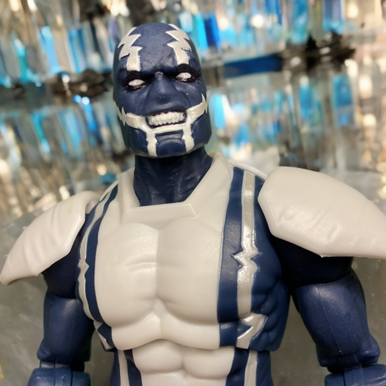 Foto macro em close-up da cabeça e do peito da figura de ação Marvel Legends Cardiac, mostrando detalhes da máscara.