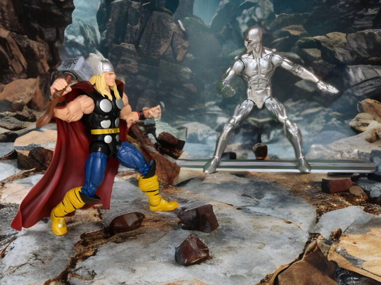 Thor levanta su martillo contra Silver Surfer mientras se desarrolla la batalla.