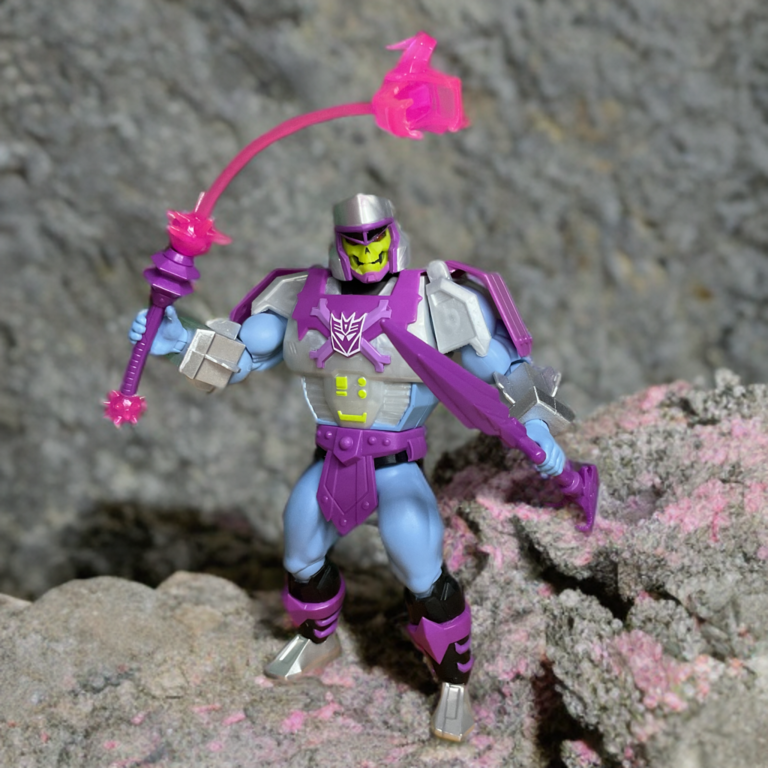 Skeletor Armadura de Megatrón sosteniendo el accesorio Maza de Energón, un arma orbe púrpura encadenada inspirada en la tecnología de los Transformers.