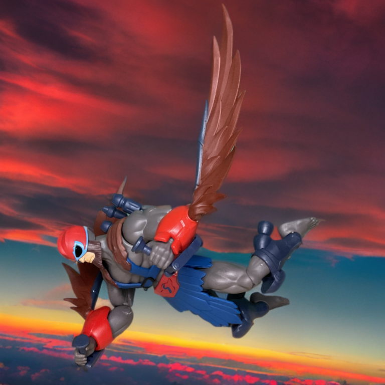 La figurine de Stratos de la MOTU Origins Cartoon Collection avec les ailes déployées, capture son look de seigneur Avion de la série de 2002.
