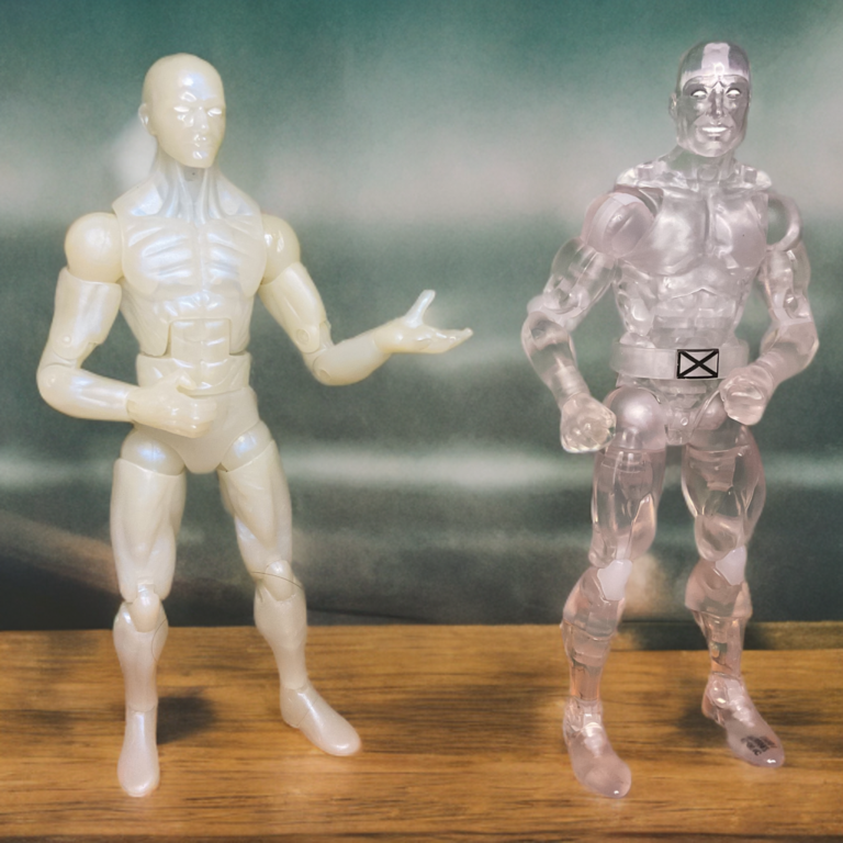 Vergleich von 2014 Marvel Legends Iceman (undurchsichtig, links) und 2025 Secret Wars Version (durchscheinend blau, rechts)