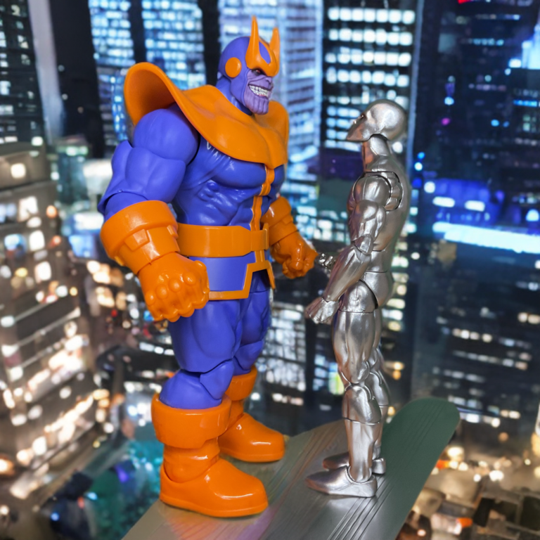 Dramática imagen de Silver Surfer luchando contra Thanos.