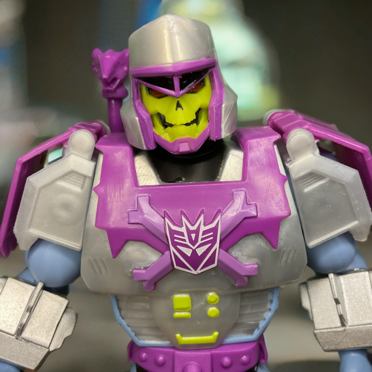 Detalle en primer plano del casco y la cara esquelética de Megatron Armor Skeletor, capturando el amenazador diseño del crossover.