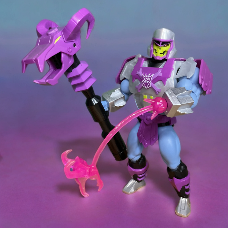 Figura de acción MOTU Orígenes Megatrón Armadura Skeletor sin caja, mostrada en forma de armadura completa sobre un fondo neutro.