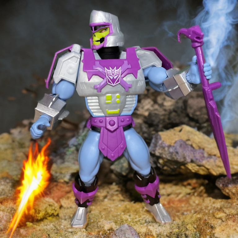 Vista de cerca de Skeletor Armadura de Megatrón blandiendo el accesorio Espada Cabeza de Carnero con guarda con cuernos.