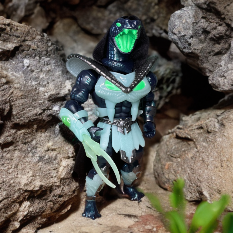 Necro-Conda-Figur in zerfledderten Hüllen, durchsichtiger Rüstung und unheimlicher Pose, die einen nebligen Todeseffekt verströmt.