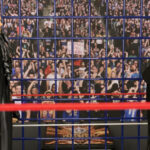Crow Sting und Deadman Undertaker Action-Figuren stehen sich in dramatischer Ring-Pose gegenüber.