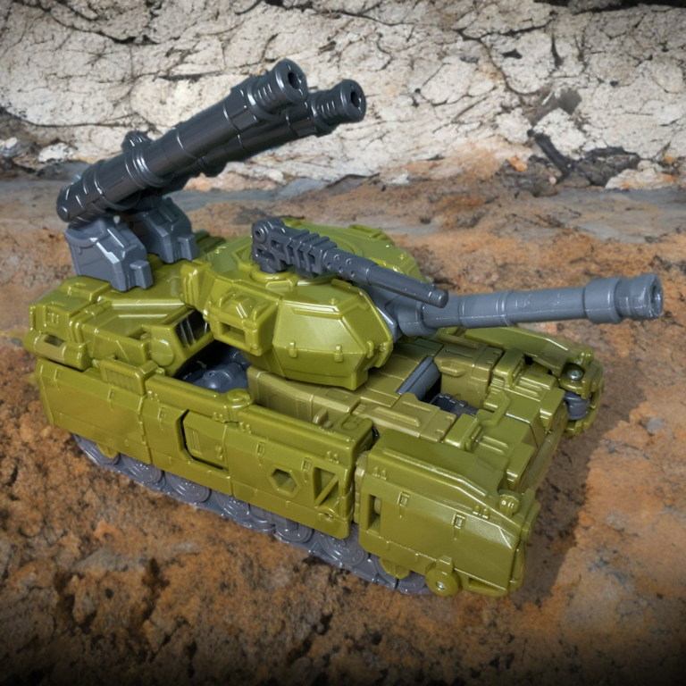 Transformers Age of the Primes Brawl Voyager Panzermodus Ganzseitenansicht mit Hauptkanone und Panzerketten.