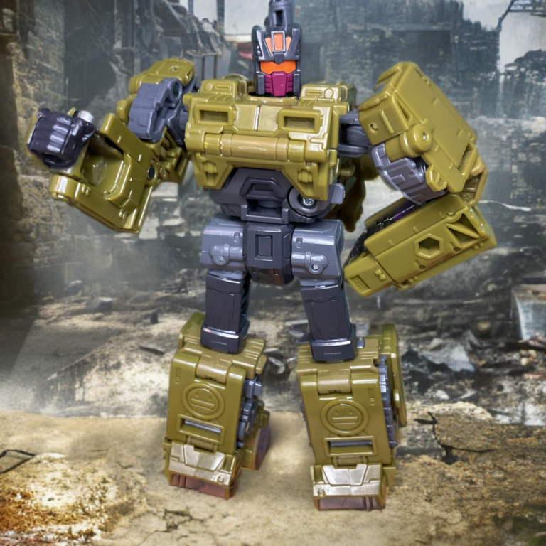 Nahaufnahme von Transformers Age of the Primes Brawl Voyager Robotermodus Frontpose mit rotem Visier und lila Decepticon-Abzeichen