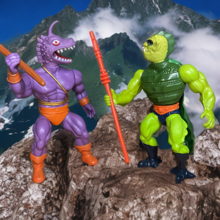 Vintage 1982 Remco Warrior Beasts Gecko (variante roxa) em postura dinâmica de emboscada, com mãos com garras, olhos redondos, língua protuberante, escamas elevadas no tronco, pulsos e botas laranja e bastão de madeira simples pronto para ser usado.